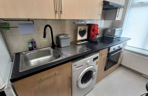 London Borough of Bromley Cabin | Peaceful place to stay with nice on site Restaurants