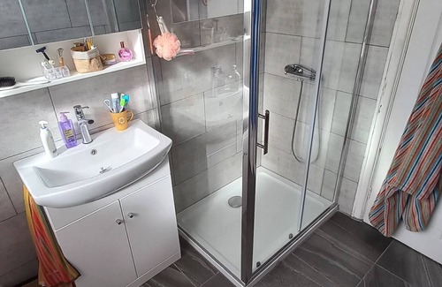 London Borough of Bromley Cabin | Peaceful place to stay with nice on site Restaurants