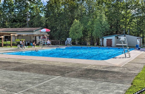 Hamlin Cabin | Peaceful Poconos Cabin w/ Lake Access & Views!