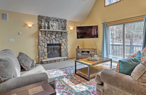 Hamlin Cabin | Peaceful Poconos Cabin w/ Lake Access & Views!