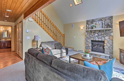 Hamlin Cabin | Peaceful Poconos Cabin w/ Lake Access & Views!