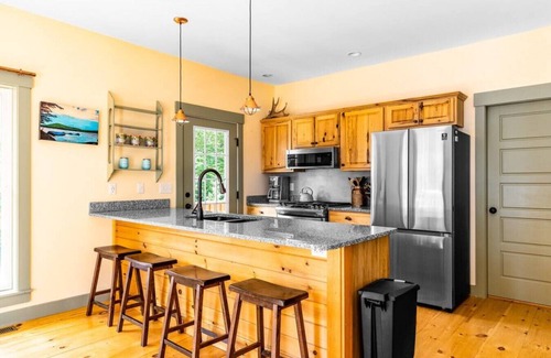 Otis House | Peaceful & Private Lakefront Home