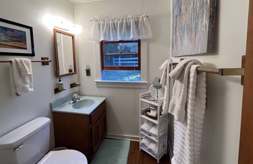 Franklin Cottage | Peaceful Putter, Golf Course Cottage,view of the 2nd hole+fire pit,Wifi,sleeps 4