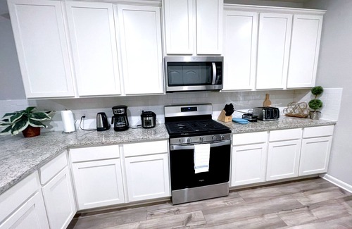 Anna House | Peaceful Quiet Clean Suite Private in a house attached full bathroom.