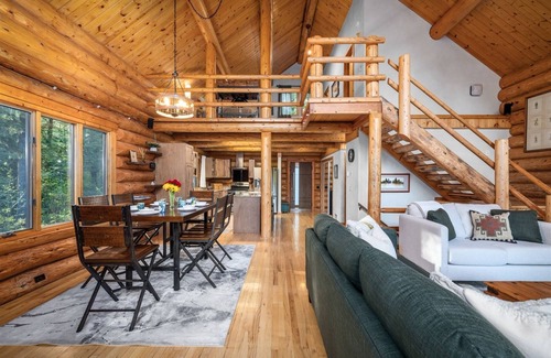 Columbia Falls House | Peaceful Relaxing Astrid Log Cabin