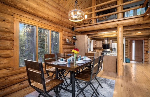 Columbia Falls House | Peaceful Relaxing Astrid Log Cabin