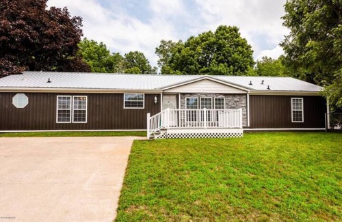 Eau Claire Cottage | Peaceful & Relaxing Cottage by the Lake