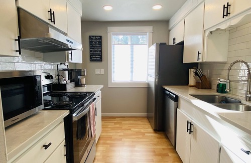 Garden Home-Whitford House | Peaceful Remodeled 3BRw/King bed+BBQ/Spacious Deck