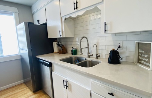 Garden Home-Whitford House | Peaceful Remodeled 3BRw/King bed+BBQ/Spacious Deck