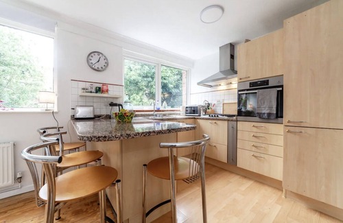 South Camberwell House | Peaceful Renovated 5BDR house w/garden | Smarthost
