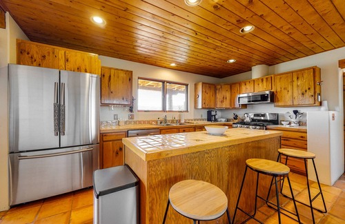 Taos House | Peaceful retreat with 360º views, Kiva fireplace & firepits - dog-friendly