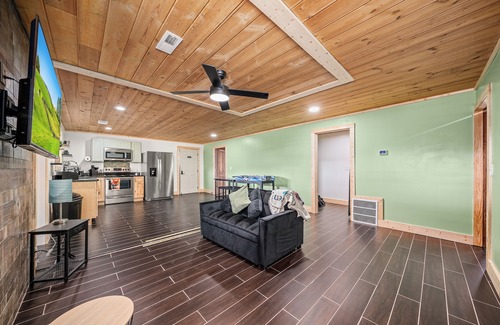 Crossville Cabin | Peaceful Retreat 1 bedroom cabin Only 12 min from town Crossville