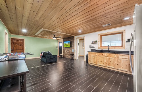 Crossville Cabin | Peaceful Retreat 1 bedroom cabin Only 12 min from town Crossville
