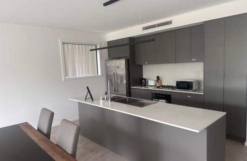 Guildford House | Peaceful Retreat in Modern and Spacious House - OR9