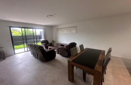 Guildford House | Peaceful Retreat in Modern and Spacious House - OR9