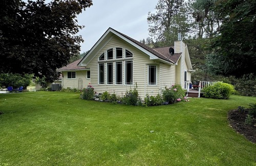 Chelan House | Peaceful Retreat near Lake Chelan, perfect for the whole family.