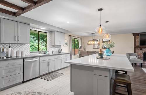 Kenmore House | Peaceful Retreat w/Pizza Oven/Hottub/FirePit/Views