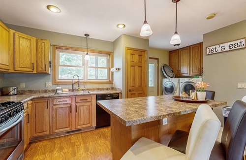 Rome House | Peaceful Retreat with Lakes, Trails & Golf nearby, Large deck, W/D & WIFI