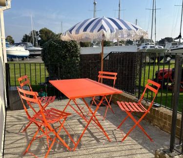 Christchurch Apartment | Peaceful Riverside Lodge Free Parking