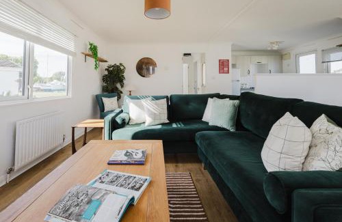 Christchurch Apartment | Peaceful Riverside Lodge Free Parking