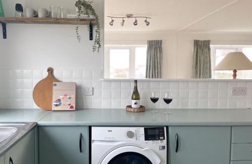 Christchurch Apartment | Peaceful Riverside Lodge Free Parking