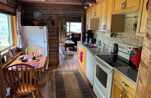 Okanagan-Similkameen Cottage | Peaceful, romantic hideaway surrounded by vineyards.