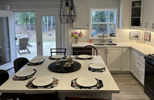 Bracebridge House | Peaceful & Roomy, Close to Lakes and Town