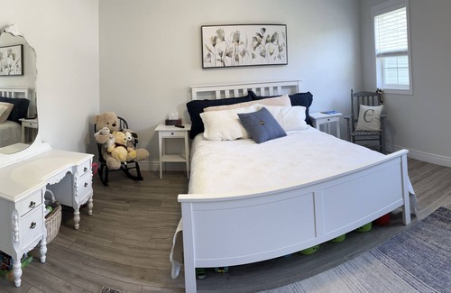 Bracebridge House | Peaceful & Roomy, Close to Lakes and Town
