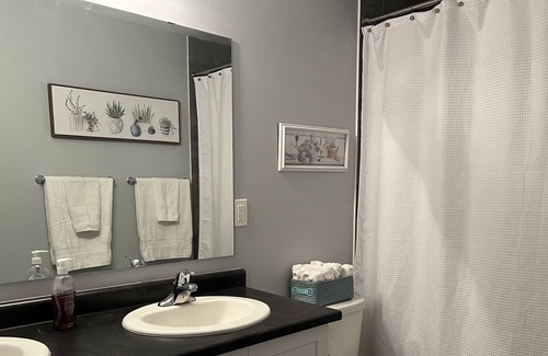 Bracebridge House | Peaceful & Roomy, Close to Lakes and Town