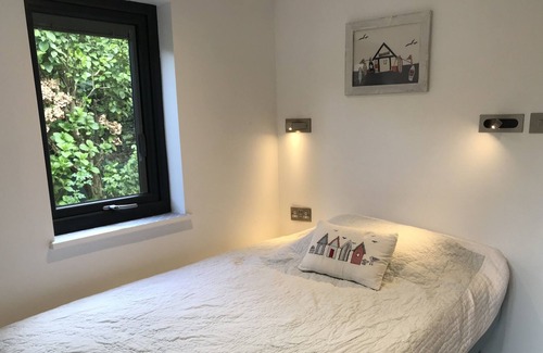 L’Eclet Cabin | Peaceful self-contained brand-new cabin on the beautiful West Coast of Guernsey