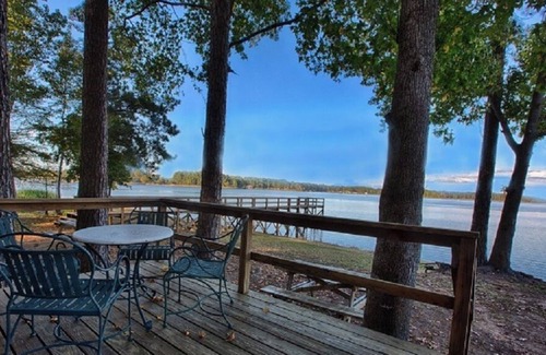 Hemphill Cabin | Peaceful Serenity on the Lake in this Beautiful Lakefront Beach House