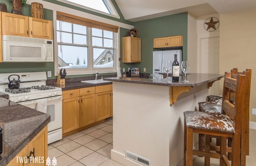 Saddle Ridge House | Peaceful Ski In/Out Home | Private Hot Tub | Grill| 7 Min Drive to Resort