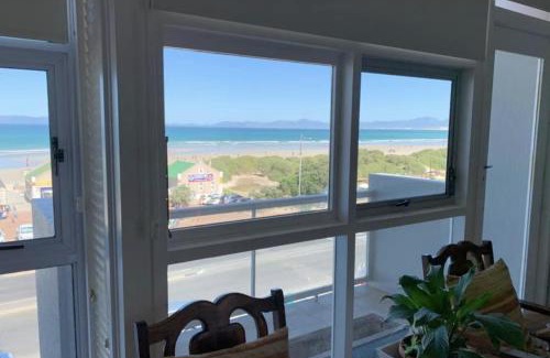 Strand Apartment | Peaceful St Tropez Stay on Beach Road