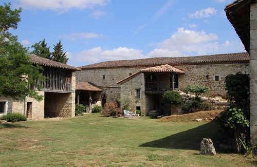 Cumont House | Peaceful Stay at the Gîte du Château Des Fours, in a Historic Setting in Cumont