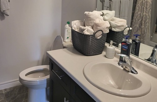 Beamsville House | Peaceful stay in a quiet, centrally located townhome in the heart of Lincoln.
