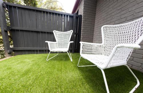 Shailer Park Apartment | Peaceful Studio Close to shops, motorway, national forest & koalas!