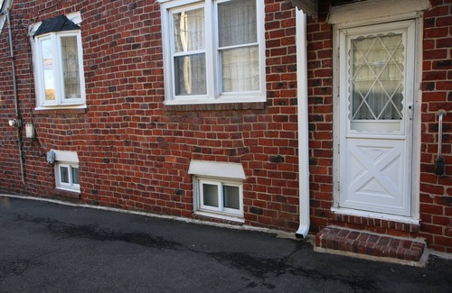 Roselle Apartment | Peaceful studio with WiFi in charming Roselle