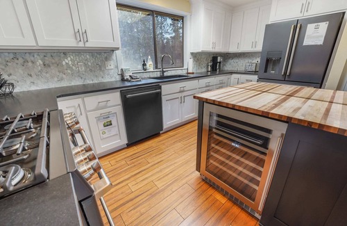 Sunriver Cabin | Peaceful Sunriver Escape w/Hot Tub, Bikes & SHARC