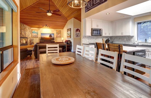Sunriver Cabin | Peaceful Sunriver Escape w/Hot Tub, Bikes & SHARC