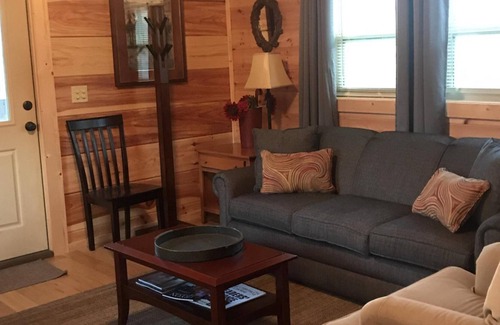 Tryon Cabin | Peaceful surroundings in lovely cabin near wineries!