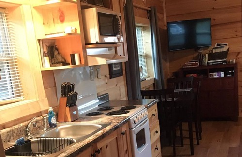 Tryon Cabin | Peaceful surroundings in lovely cabin near wineries!