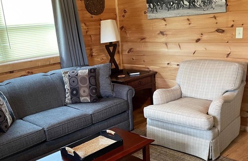 Tryon Cabin | Peaceful surroundings in lovely cabin near wineries!