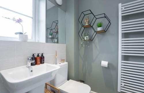 Cheltenham House | Peaceful Two Bedroom Two Bathroom Home