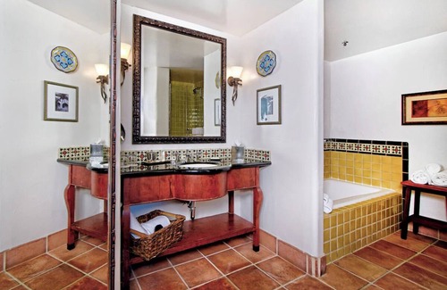 Los Gatos Hotel | Peaceful Unit with Outdoor Pool, Free Parking & Balcony in California