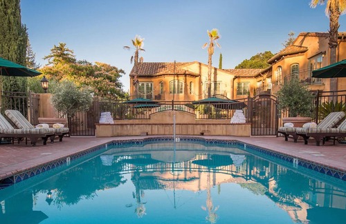 Los Gatos Hotel | Peaceful Unit with Outdoor Pool, Free Parking & Balcony in California