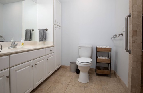 Columbiana Cottage | Peaceful Valley Getaway sleeps 8 with private lake views!