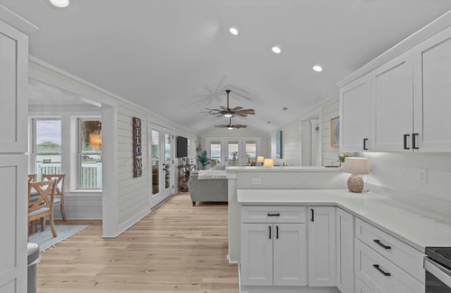Newport House | Peaceful Waterfront Retreat. Beach minutes away. Gorgeous views