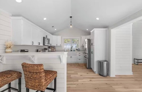 Newport House | Peaceful Waterfront Retreat. Beach minutes away. Gorgeous views