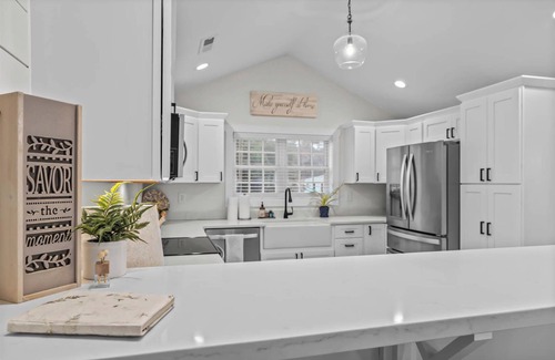 Newport House | Peaceful Waterfront Retreat. Beach minutes away. Gorgeous views