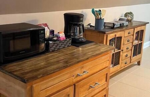Sanford House | Peaceful Woods Getaway – Spacious Upper Flat